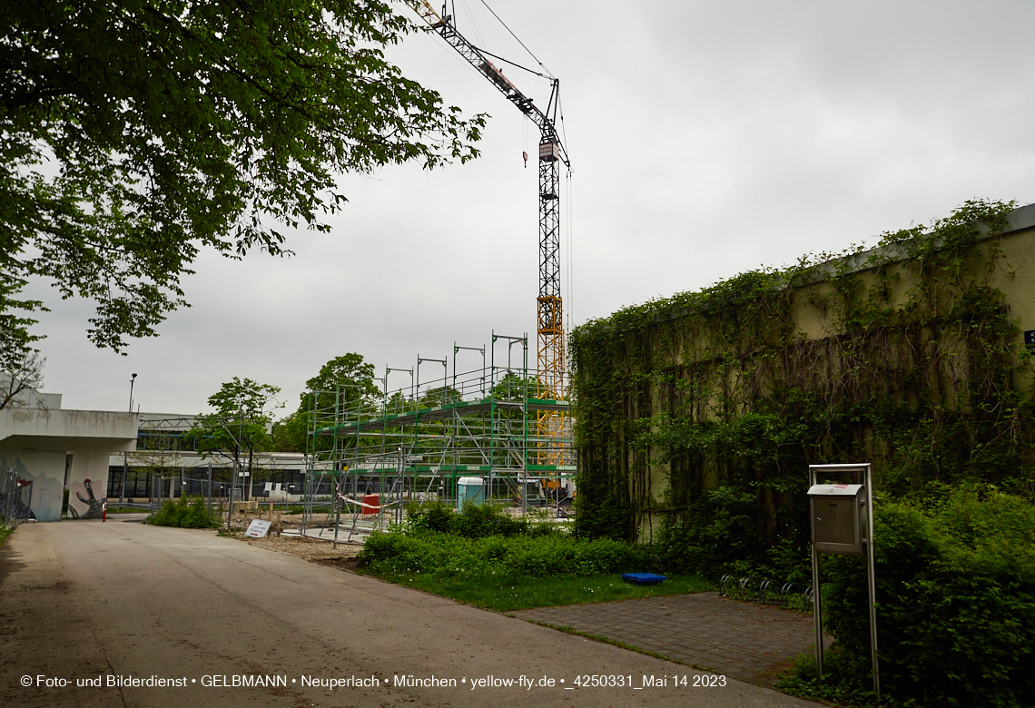 14.05.2023 - Ein Kran für die Baustelle Haus für Kinder in Neuperlach